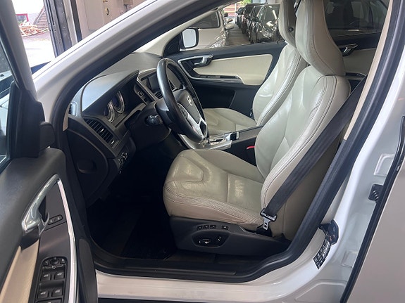 Volvo XC60 13 of 27
