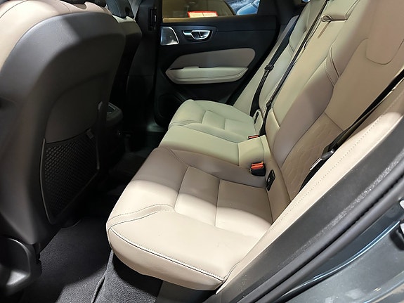 Volvo XC60 3 of 19