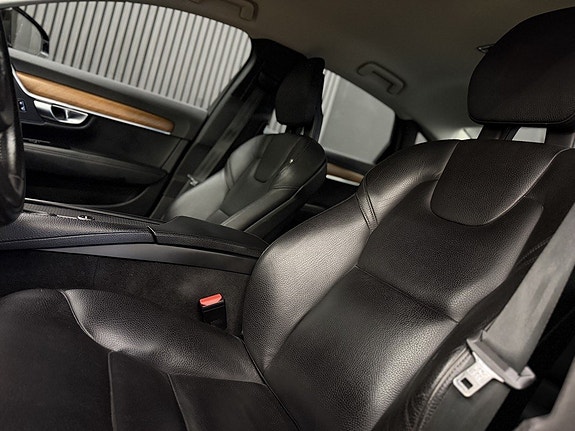 Volvo S90 16 of 26