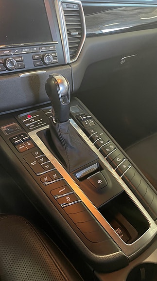 Porsche Macan S 6 of 8