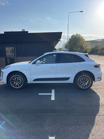Porsche Macan S 4 of 8