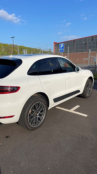 Porsche Macan S 2 of 8