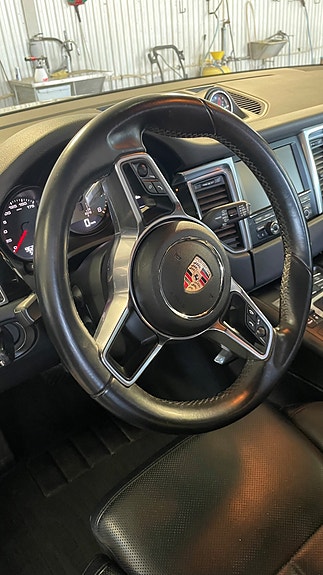 Porsche Macan S 5 of 8