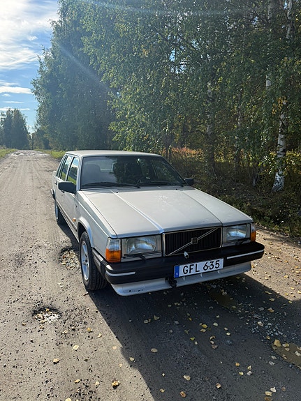 Volvo 740 2 of 7