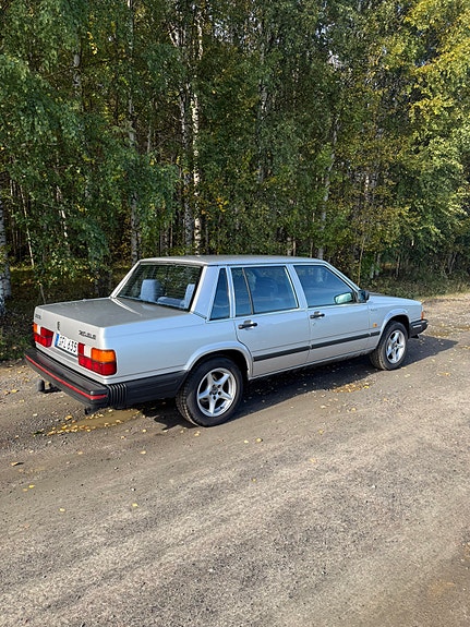 Volvo 740 3 of 7