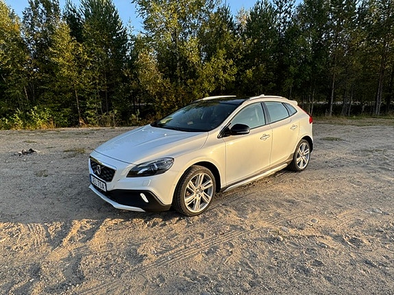 Volvo V40 Cross Country 2 of 8