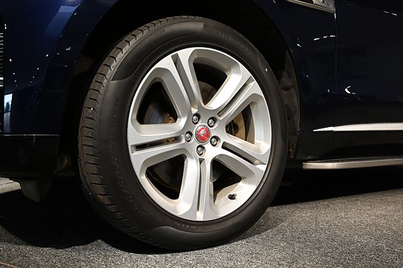 Jaguar F-PACE 10 of 28