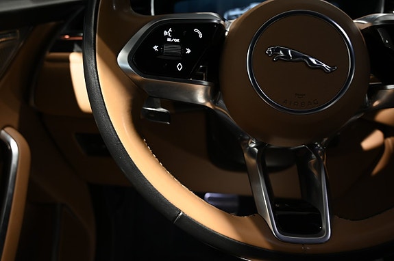 Jaguar F-PACE 18 of 28