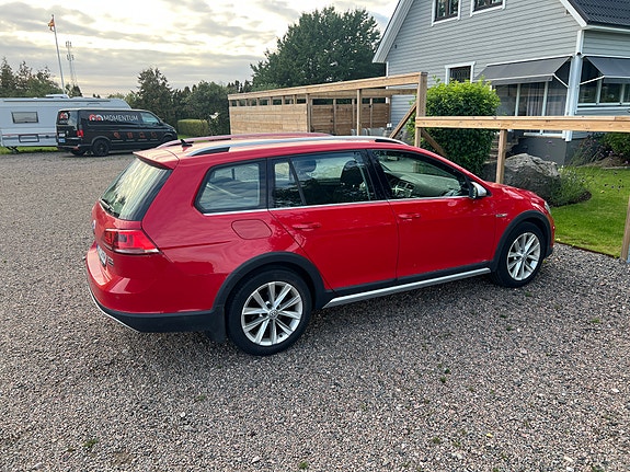 Volkswagen Golf Alltrack 2 of 12