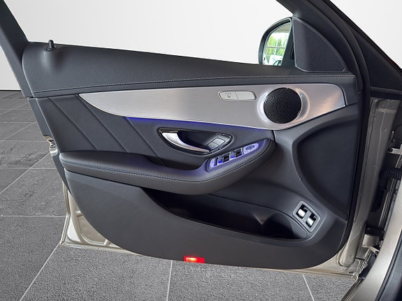 Mercedes-Benz C300 13 of 17