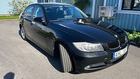 BMW 320i 2 of 8