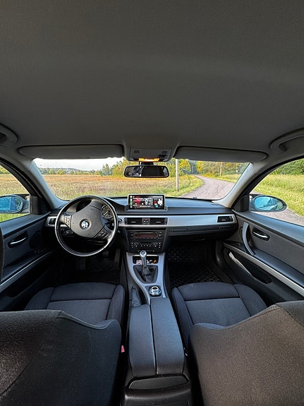 BMW 320i 4 of 8