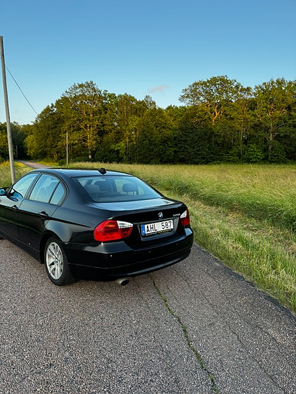 BMW 320i 6 of 8