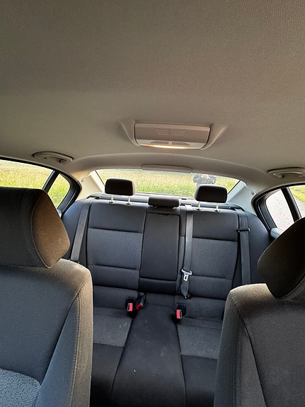 BMW 320i 5 of 8