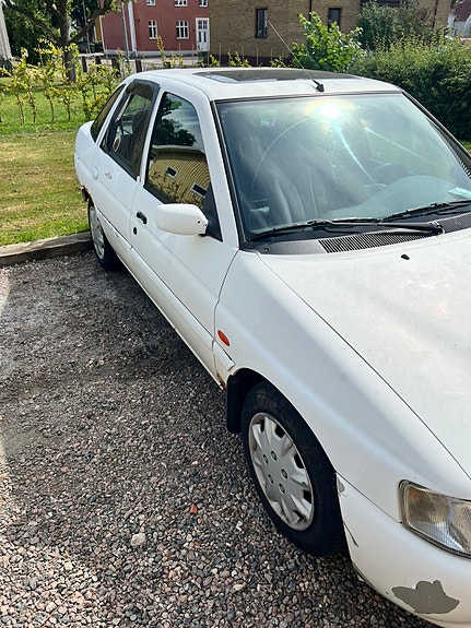 Ford Escort 2 of 6