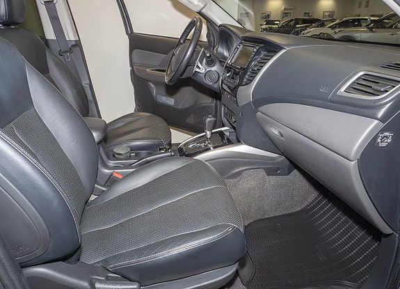 Mitsubishi L200 2 of 8
