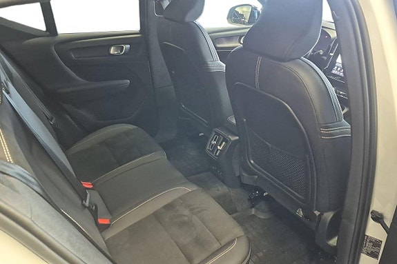 Volvo XC40 9 of 23