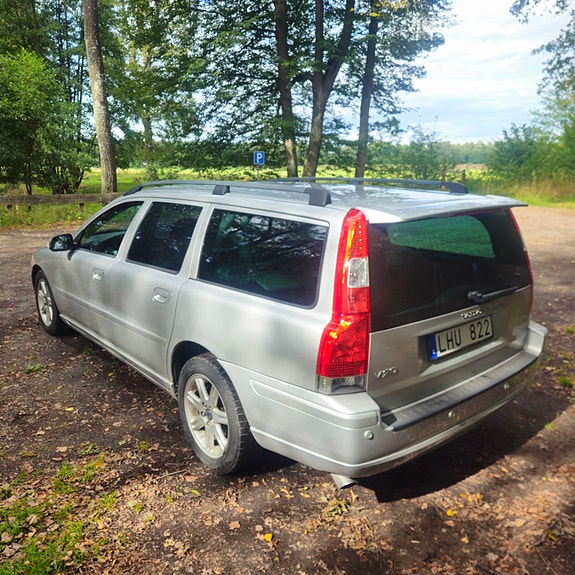 Volvo V70 2 of 3