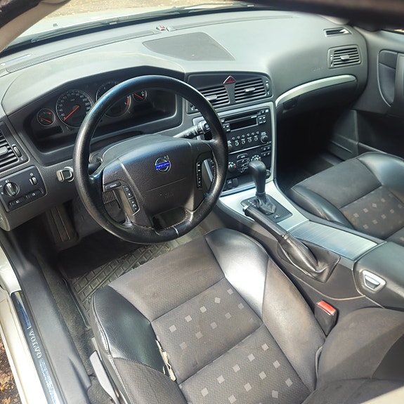 Volvo V70 3 of 3