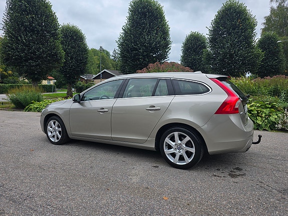 Volvo V60 2 of 11