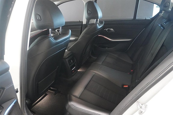 BMW 330i 7 of 18