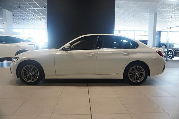 BMW 330i 2 of 18