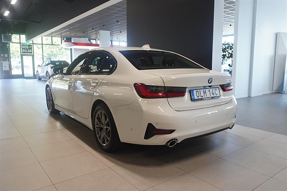 BMW 330i 4 of 18