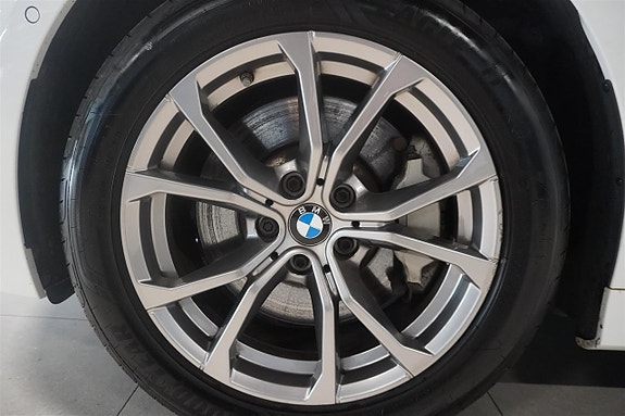 BMW 330i 17 of 18