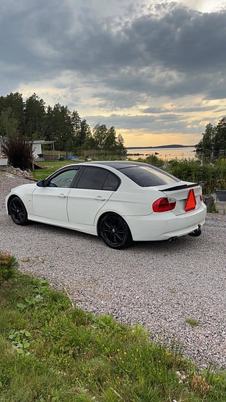 BMW 325i 4 of 7