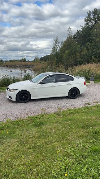 BMW 325i 3 of 7