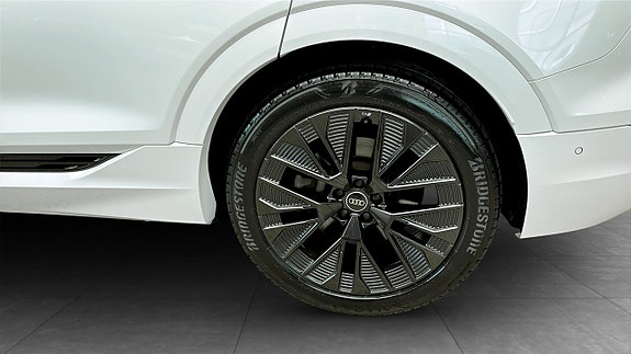 Audi Q8 e-tron 6 of 13