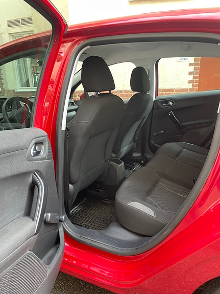 Peugeot 208 5 of 9