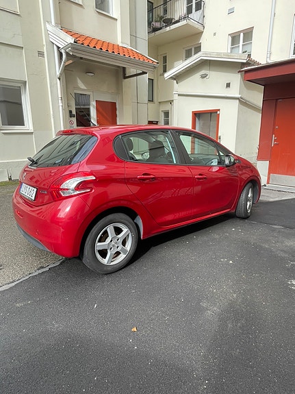 Peugeot 208 3 of 9