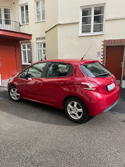 Peugeot 208 2 of 9