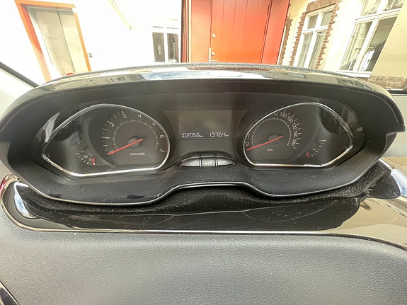 Peugeot 208 7 of 9