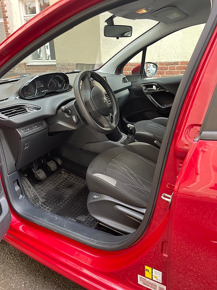 Peugeot 208 4 of 9