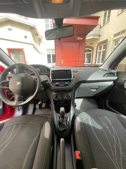 Peugeot 208 8 of 9