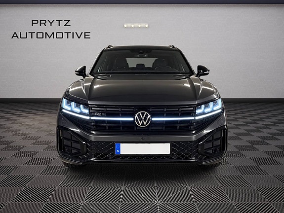 Volkswagen Touareg 2 of 5