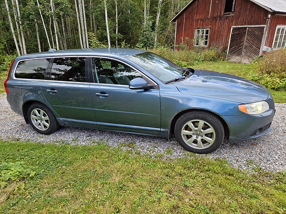 Volvo V70 2 of 3