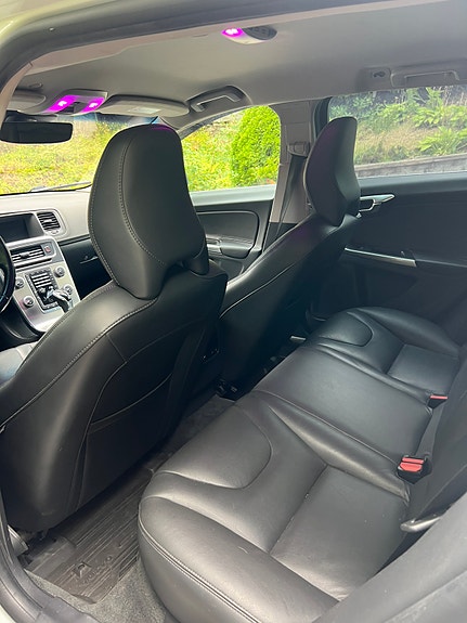 Volvo V60 2 of 17
