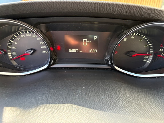 Peugeot 308 SW 9 of 13