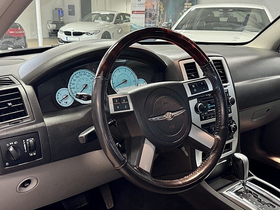 Chrysler 300C 9 of 20