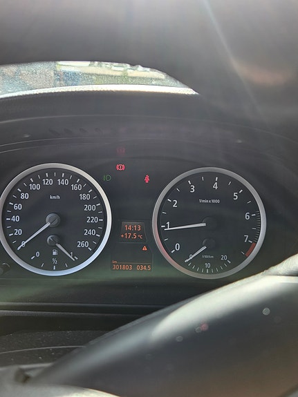 BMW 525i 3 of 7