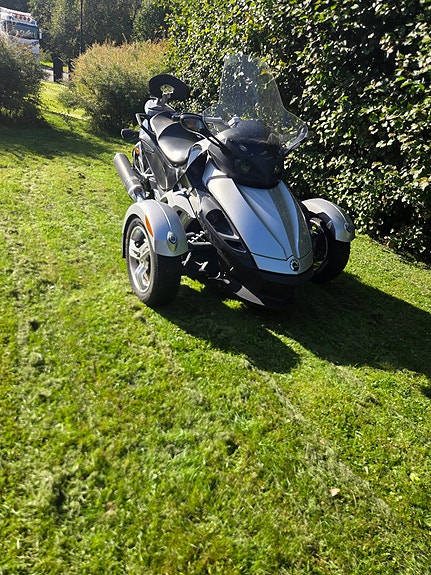 Can-Am Spyder RS 2 of 2