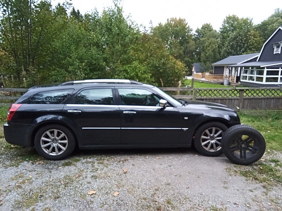 Chrysler 300C 2 of 5