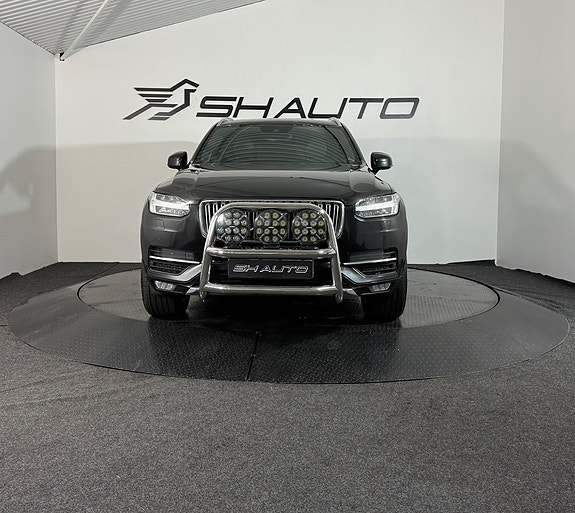 Volvo XC90 2 of 18