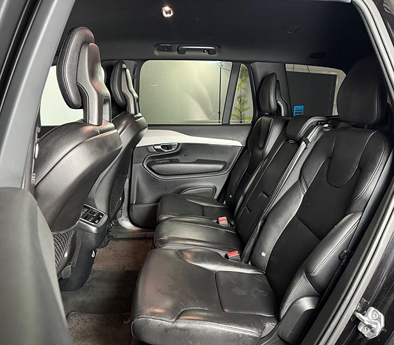 Volvo XC90 10 of 18