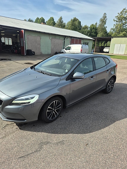 Volvo V40 2 of 10