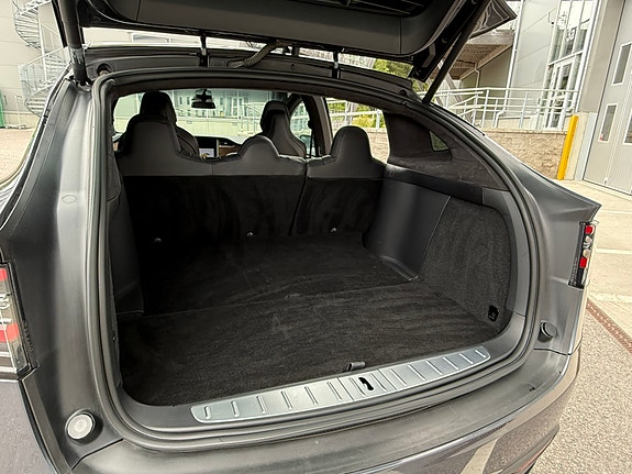 Tesla Model X 7 of 9