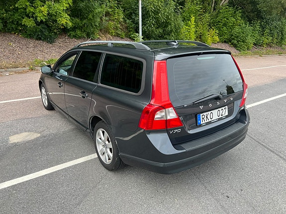 Volvo V70 2 of 7